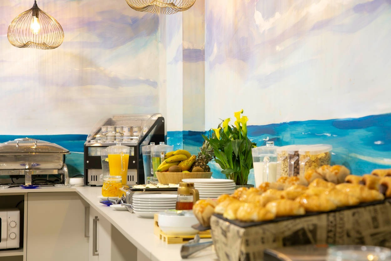 Frühstücksbuffet im Casual del Mar Málaga: Frische Croissants, Obst und Säfte in hotelnaher Lage.