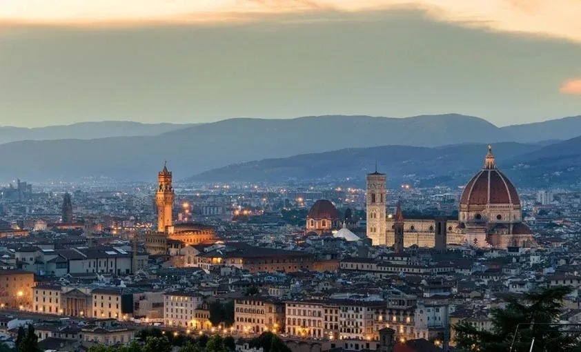 une vue aérienne d' une ville avec des montagnes en arrière-plan