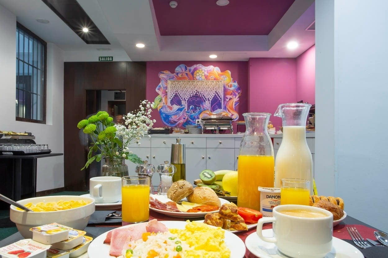 Desayuno buffet variado en Casual Ilbira Granada, hotel boutique céntrico.