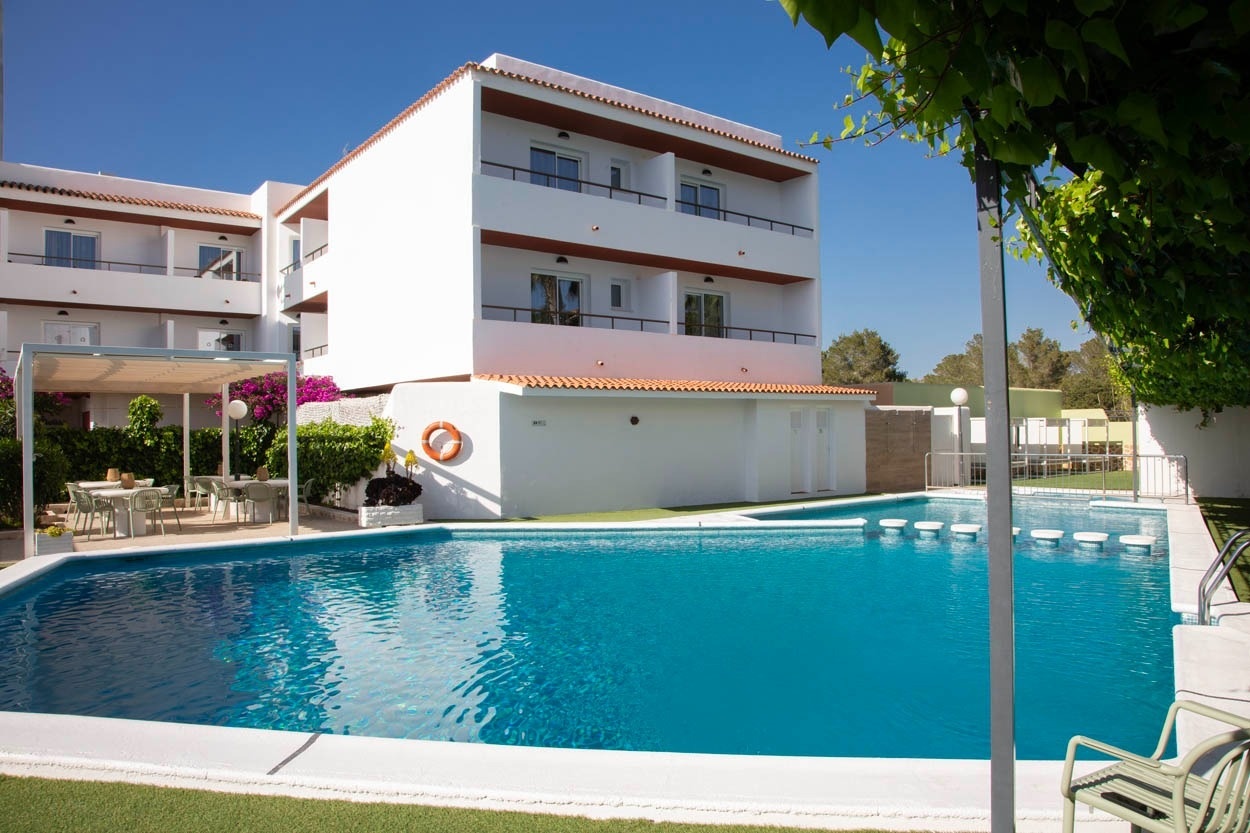 Piscine extérieure de l'hôtel Casual Bahía Ibiza, parfait pour des vacances décontractées près de la plage.