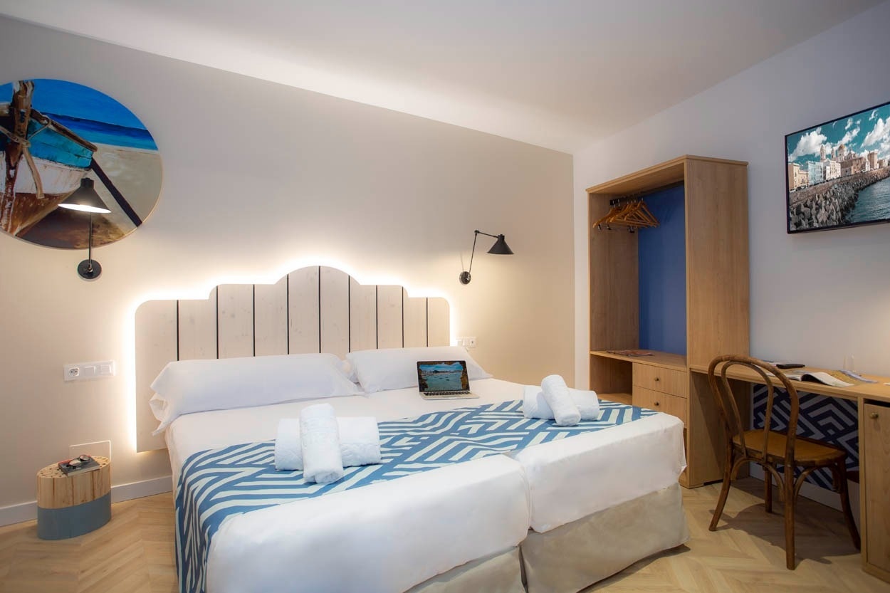 Modernes Hotelzimmer mit Doppelbett und Schreibtisch, Casual con Duende Cádiz – Ihr Hotel im Herzen von Cádiz.