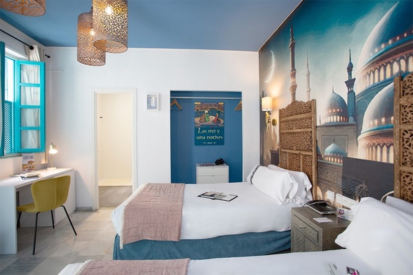 une chambre d' hôtel avec deux lits et une peinture sur le mur