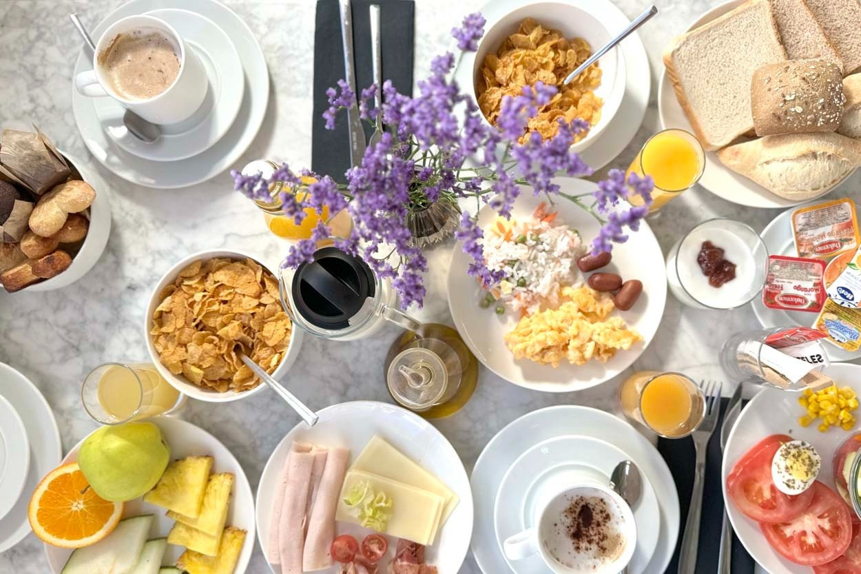 Genießen Sie ein reichhaltiges Frühstück im Casual de las Letras Sevilla – Hotel mit literarischem Thema. Perfekt für Ihren Aufenthalt in Sevilla.