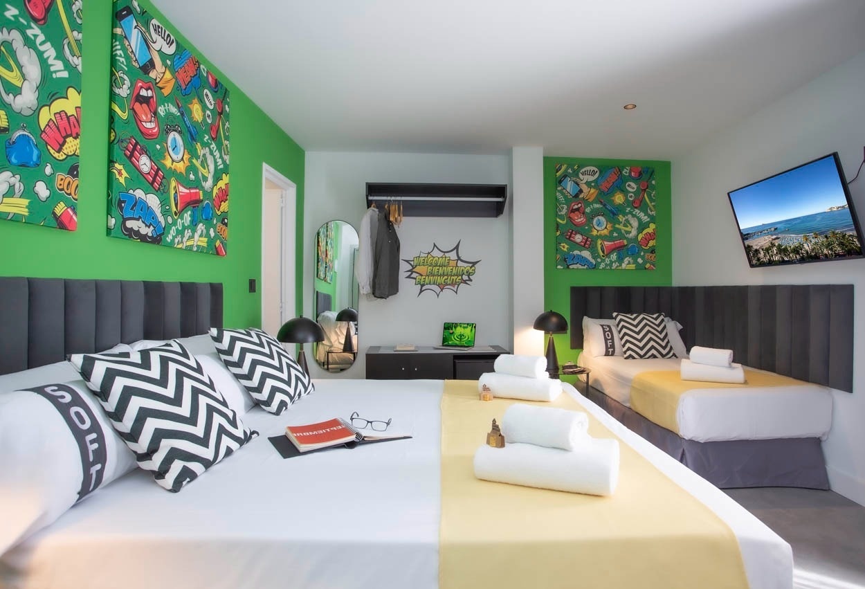 Einzigartiges Zimmer mit Pop-Art-Deko, Queensize-Bett und Einzelbett im Casual Pop Art Benidorm.