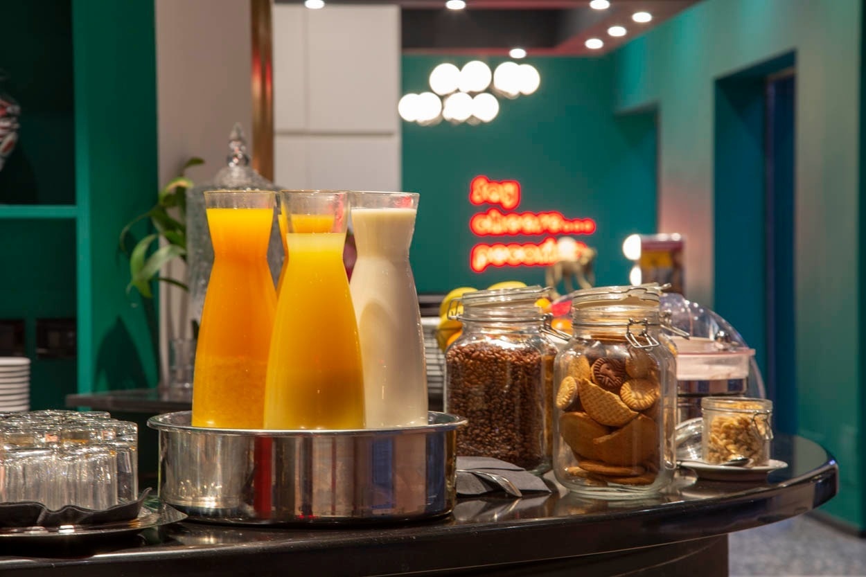 Frühstücksbuffet im Casual Eclettico Milano: Säfte, Kekse und Cerealien. Nähe Bahnhof Centrale.