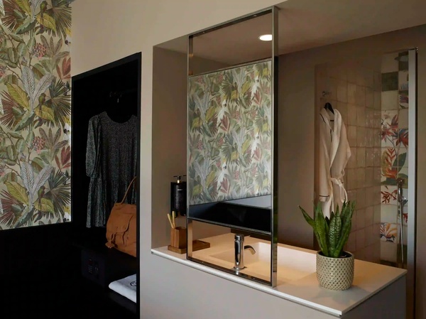 een badkamer met een wastafel en een spiegel