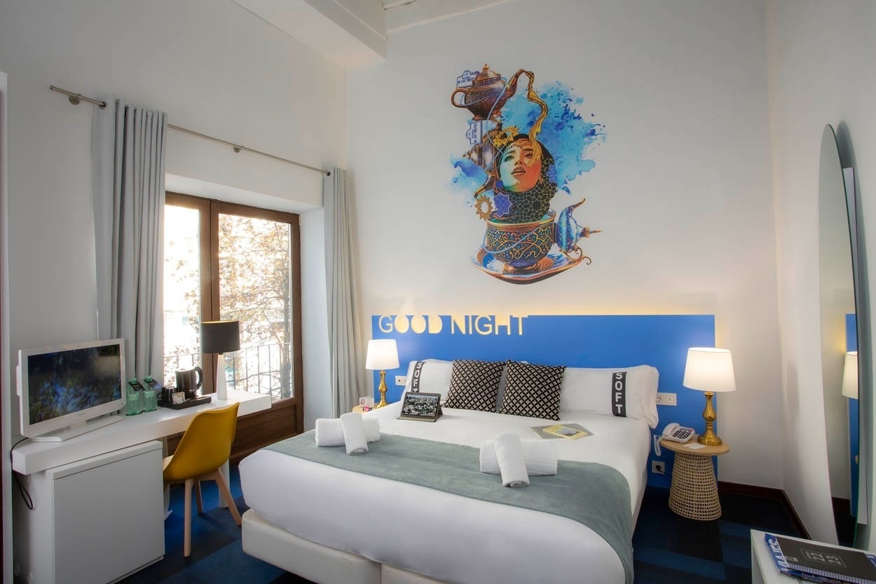 Habitación moderna y colorida en Casual Ilbira Granada, hotel boutique céntrico.