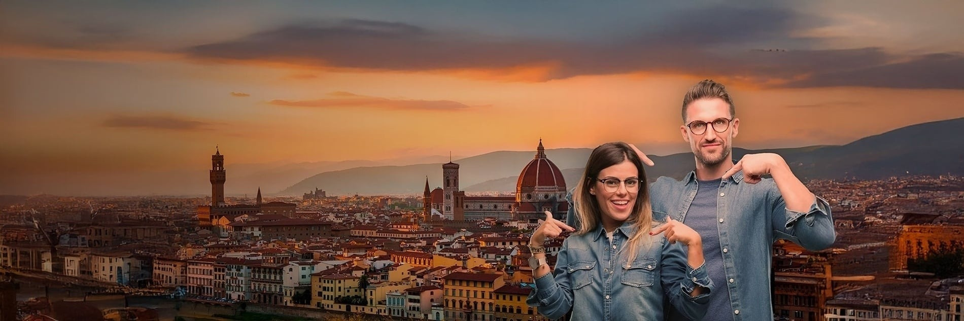Pareja sonriente señalándose en Florencia. Estilo Casual: Corporativa.