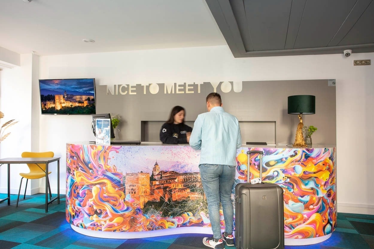 Recepción moderna Casual Ilbira Granada: ¡bienvenido a tu hotel boutique!