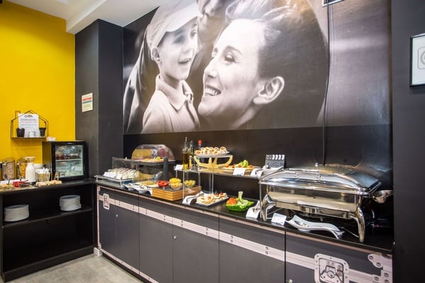 un buffet de comida con una imagen de una madre y un niño en la pared