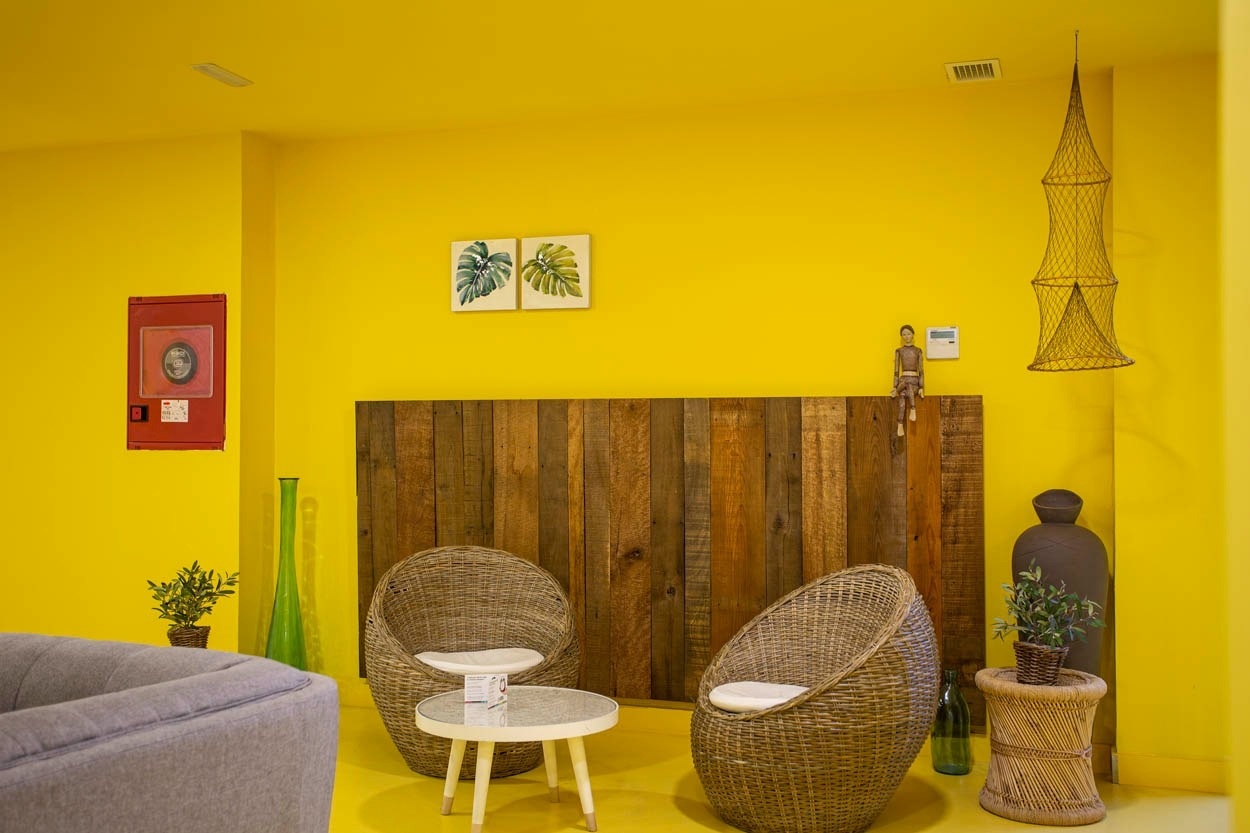 Gemütliche Sitzecke im Casual del Mar Málaga: Sessel, Holzkopfende, Deko – Hotel in Strandnähe.