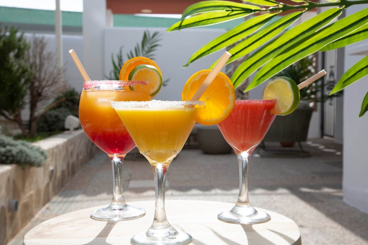 Cocktails colorés sur une table extérieure au Casual Bahía Ibiza, votre hôtel près de la plage à Ibiza.