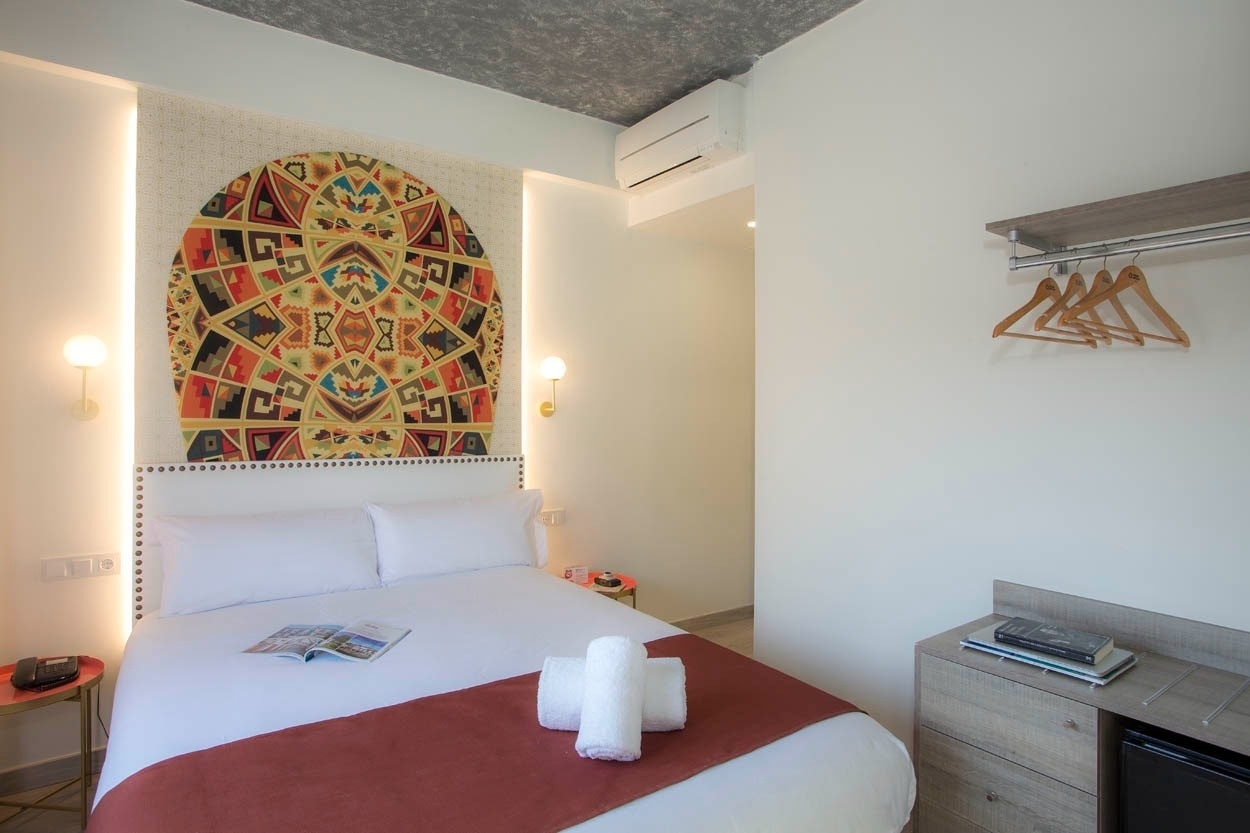 Gemütliches Zimmer mit Ethno-Kopfteil und Doppelbett im Casual Inca Porto.
