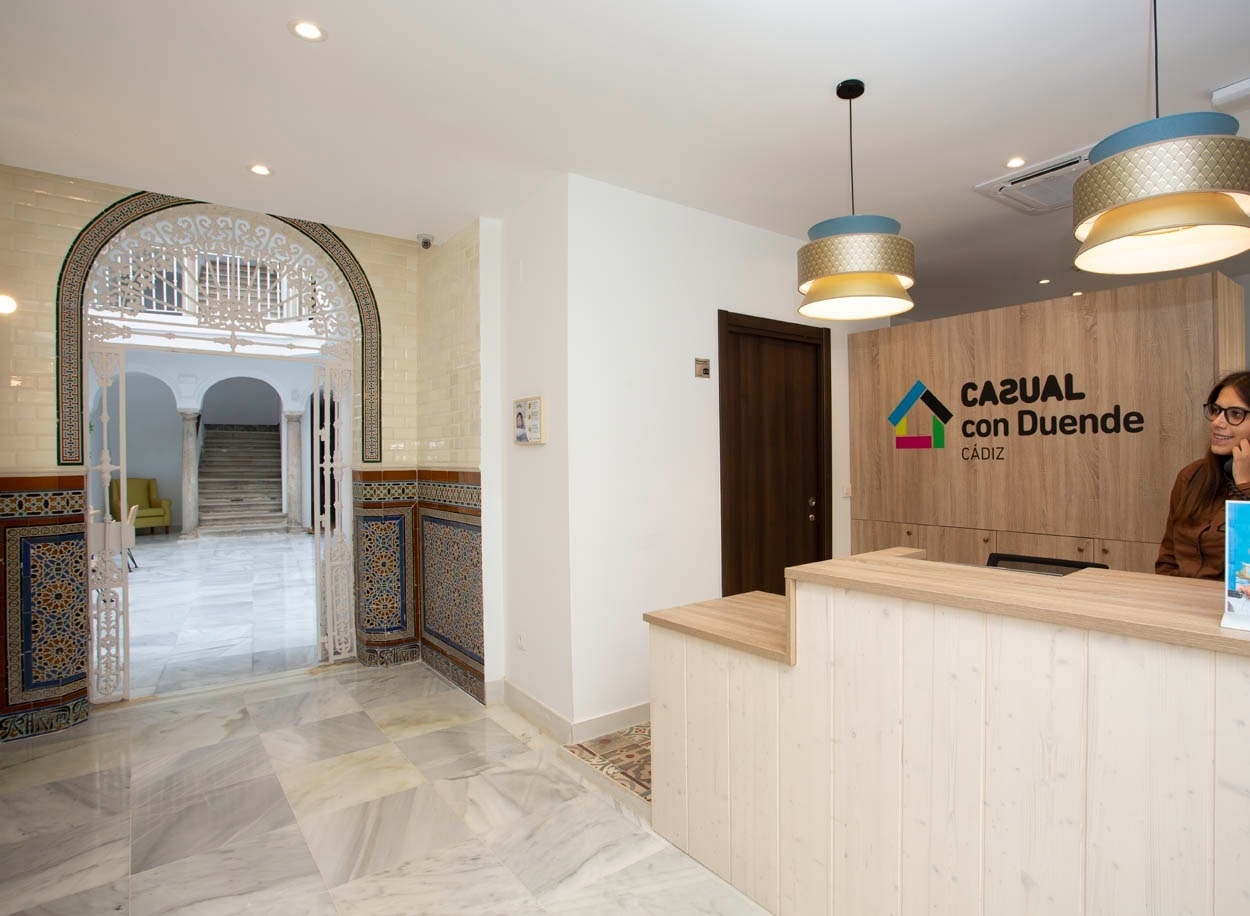 Empfangsbereich Casual con Duende Cádiz: Historische Fassade trifft modernes Design. Ihr Hotel im Zentrum von Cádiz.