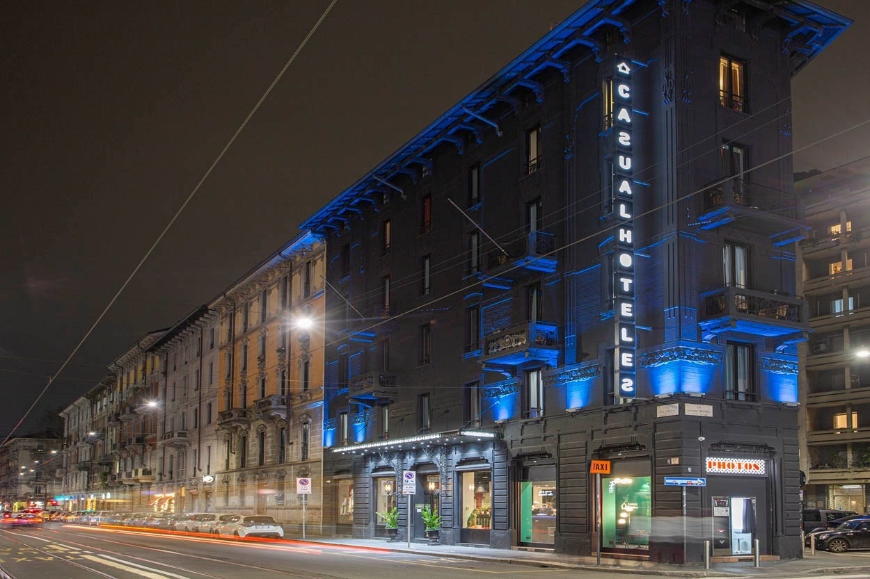 Casual Eclettico Milano - Hotel Mailand: Elegante Fassade mit blauer Beleuchtung, zentral gelegen.