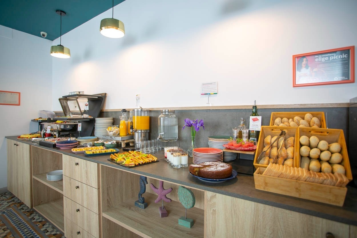 Frühstücksbuffet im Casual con Duende Cádiz – Hotel im historischen Zentrum von Cádiz mit Brot, Kuchen & Saft. Ihr Urlaubshotel.