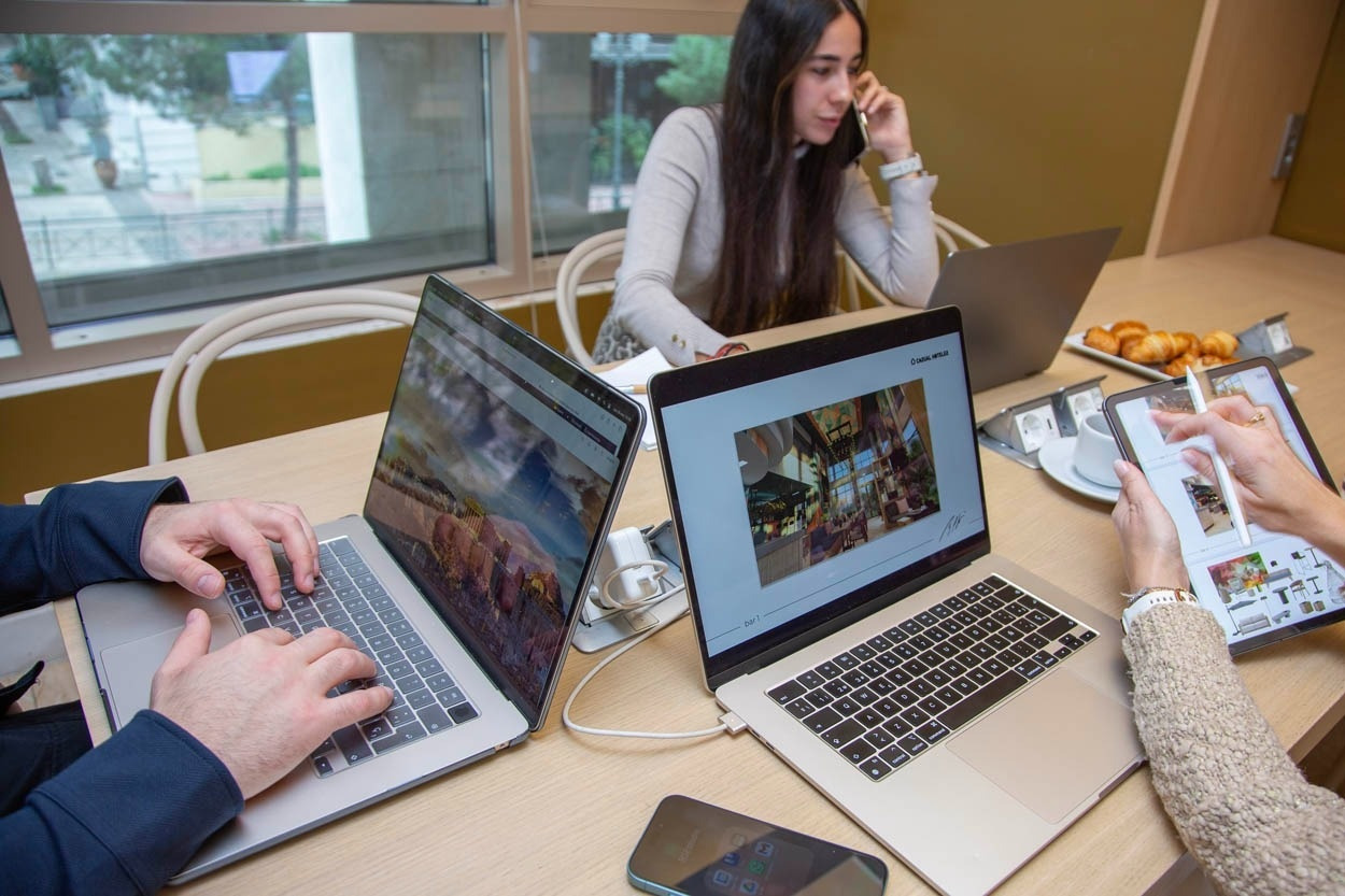 Casual Kubic Athens: Modernes Zentrum-Hotel mit Laptops & Tablets für Geschäftsreisende.