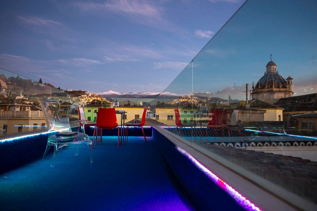 Terraza de Casual Ilbira Granada con vistas. Hotel boutique centro histórico.