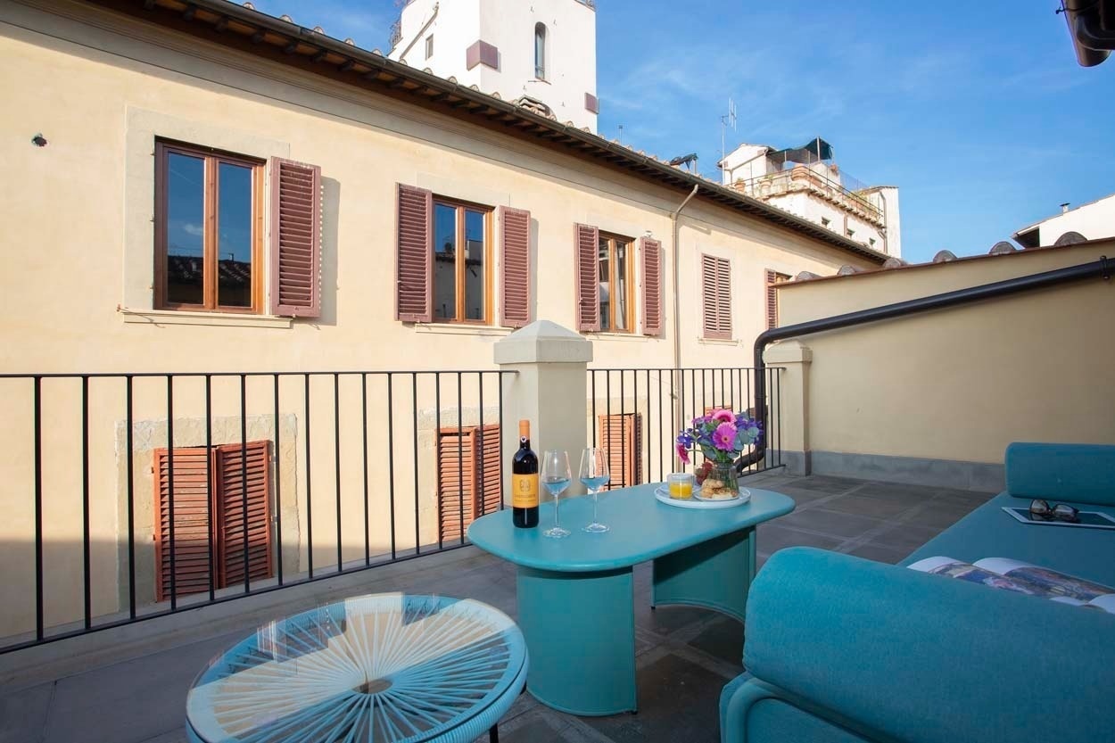 Entspannen Sie auf der Terrasse im Casual Rinascimento Firenze – Ihr zentrales Hotel mit Pool in Florenz.