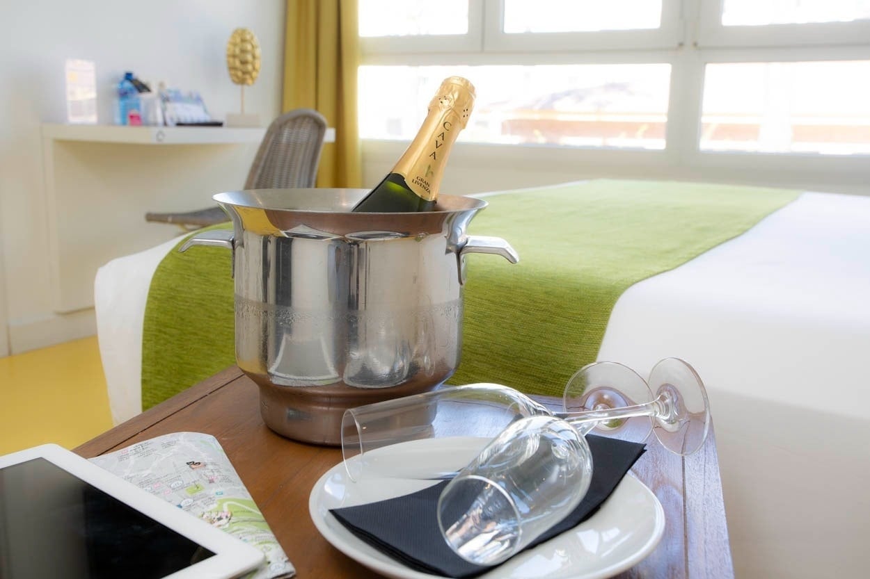 Kühlender Champagner im Casual del Mar Málaga: Zentrales Hotel in Meeresnähe | Casual Hoteles