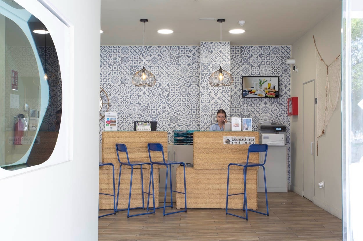 Rezeption im Casual del Mar Málaga: Stilvolles Hotel mit Blick aufs Meer und moderner Einrichtung.