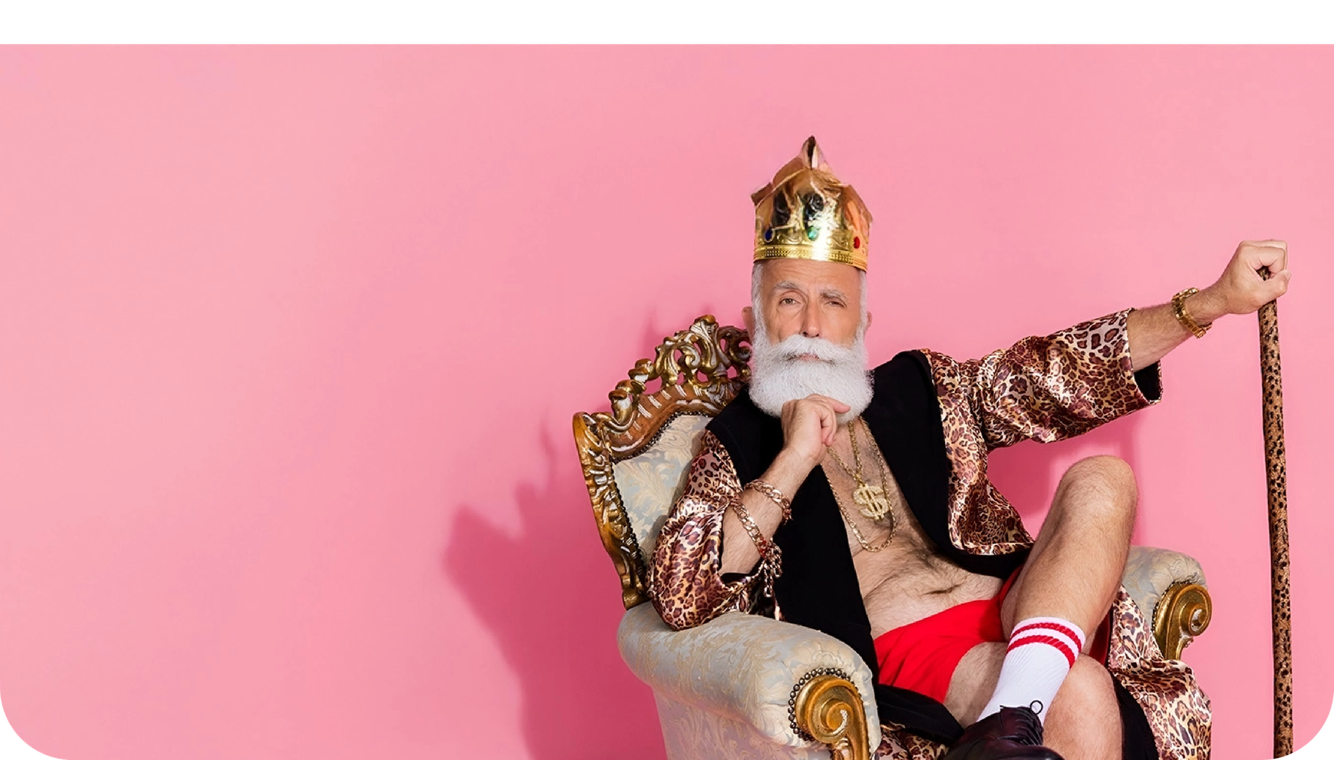 een houten hut met een witte tent erop staat in het midden van een bos