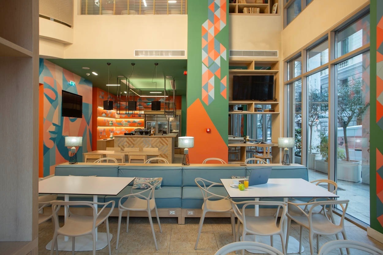 Gemütlicher Essbereich im Casual Kubic Athens – Smart Hotel im Zentrum von Athen. Entspannen Sie in modernen Räumen.