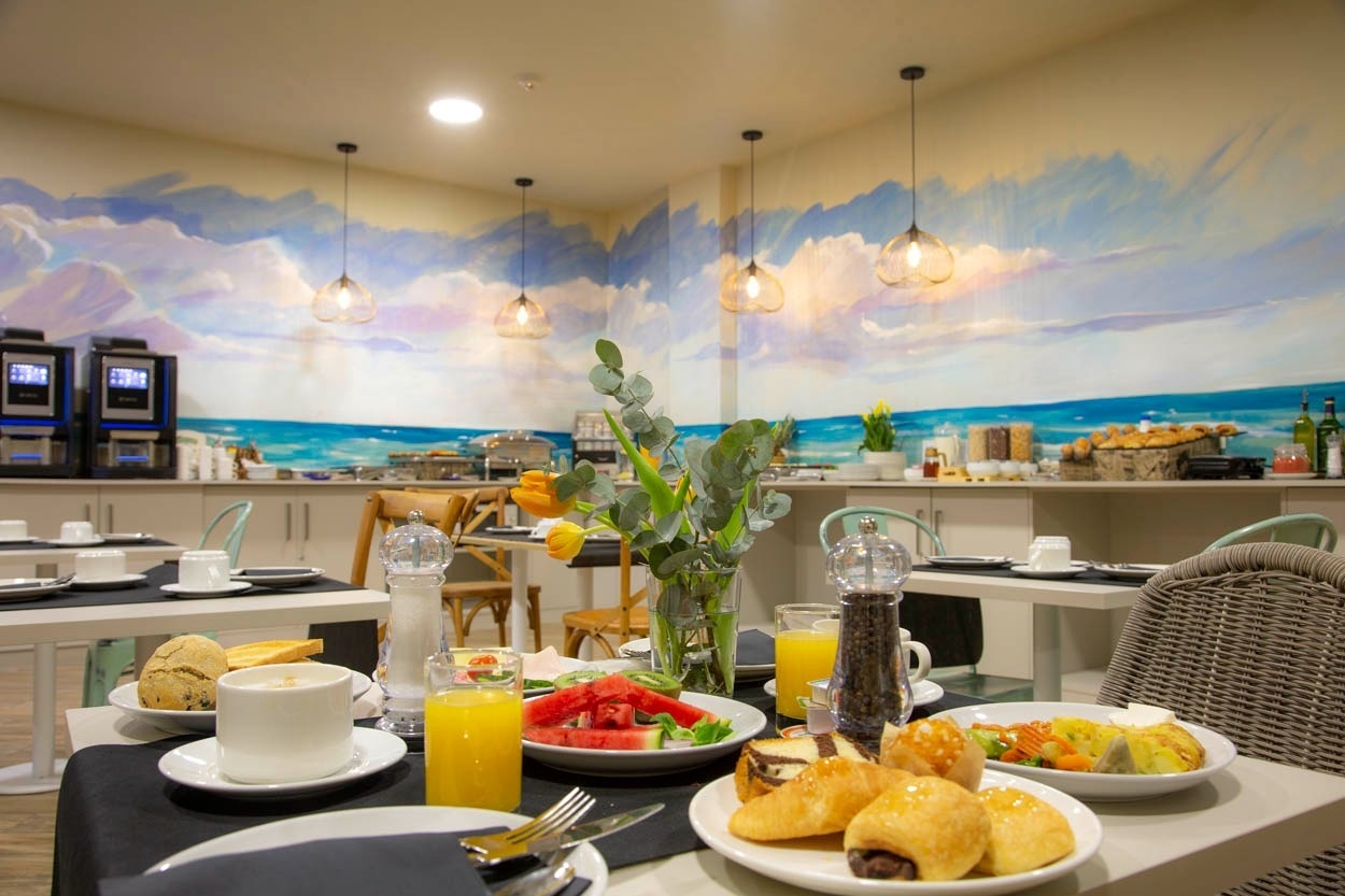 Frühstücksbuffet im Casual del Mar Málaga: Frische Speisen und Getränke für einen perfekten Start in den Tag.