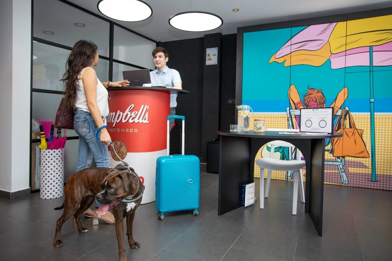 Casual Pop Art Benidorm: Hundfreundliches Hotel im Pop-Art-Stil