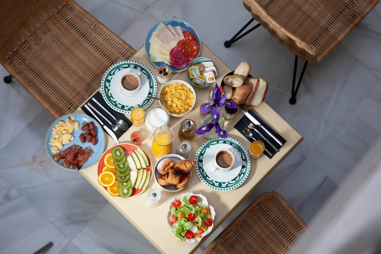Luxuriöses Frühstück im Casual con Duende Cádiz – Traditionelles spanisches Essen mit frischem Obst, Gebäck und Kaffee.