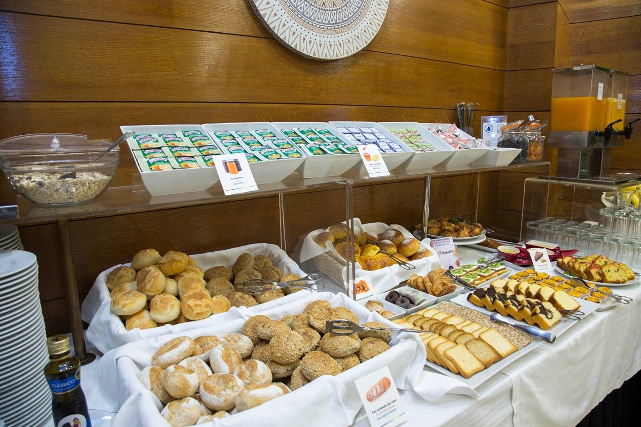 Frühstücksbuffet im Casual Inca Porto - Zentrales Hotel in Porto. Vielfalt an Brot, Gebäck, Obst, Müsli & Säften.
