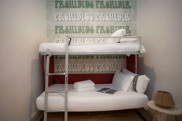 una litera en una habitación con una pared que dice prohibido prohibir