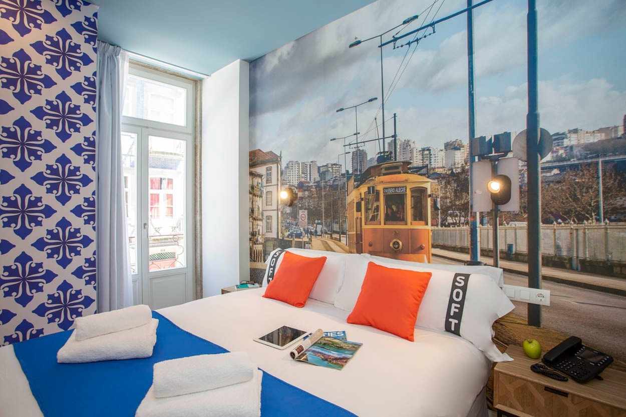 Camera con murale di tram a Porto, hotel Casual Raízes Porto, vicino a Santa Catarina.
