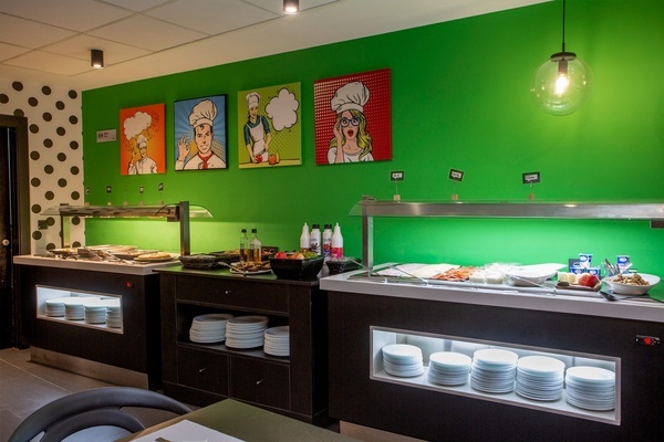 un buffet en un restaurante con una pared verde
