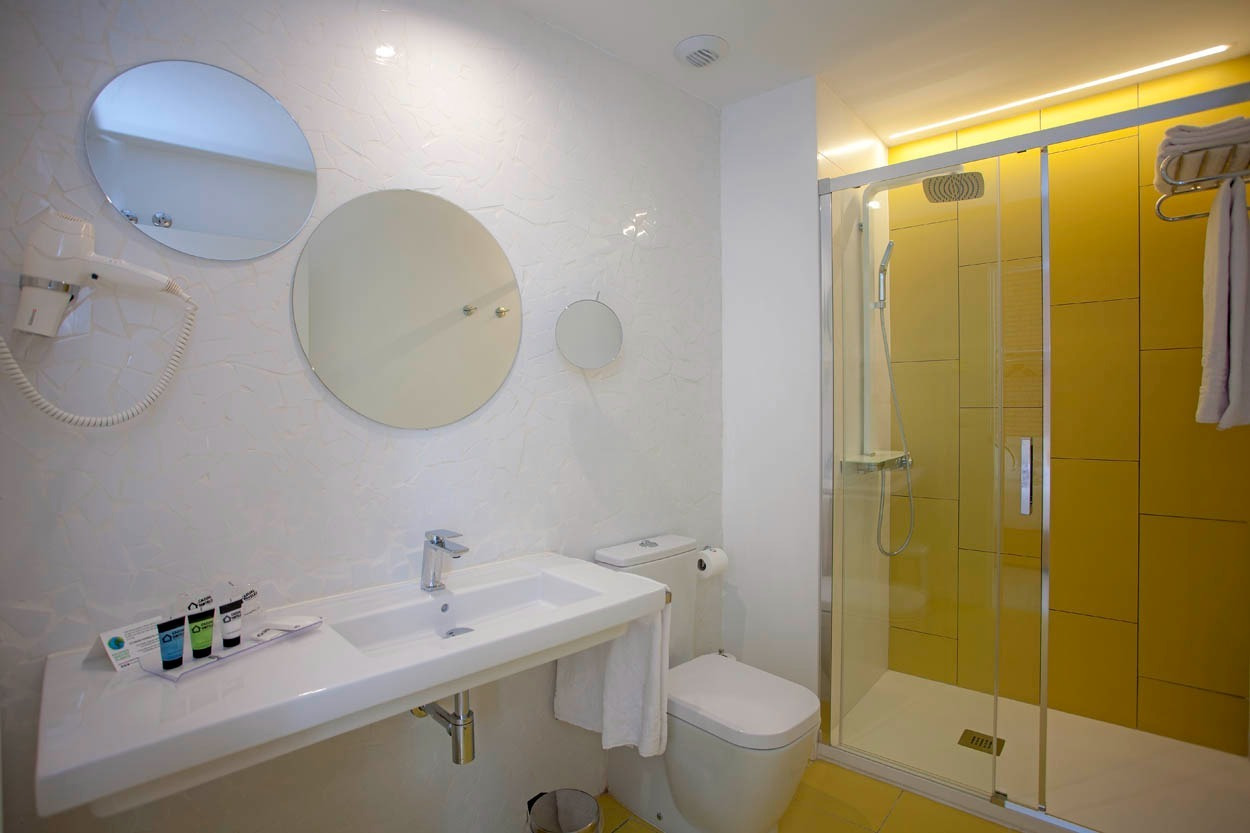 Baño moderno Casual Socarrat Valencia, con lavabo, ducha y secador.