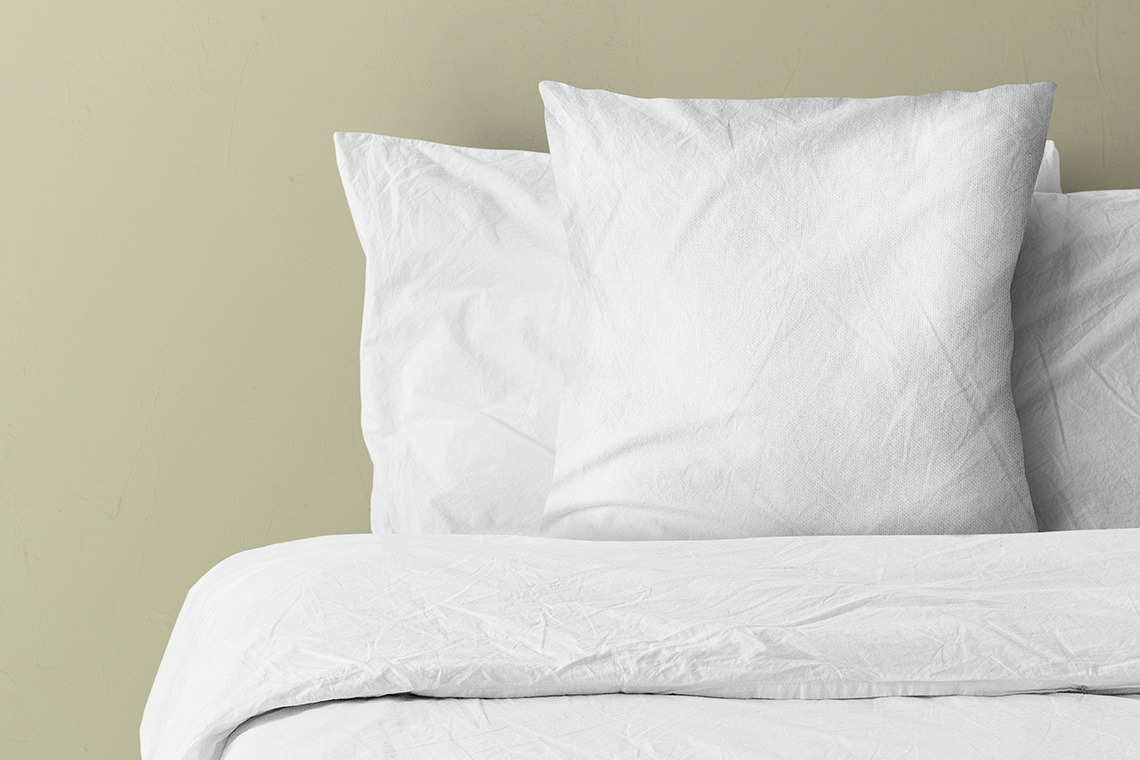 Linge blanc frais et froissé sur un lit, idéal pour votre Casual: Corporativa.