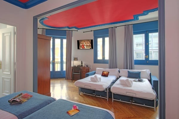 een kamer met twee bedden en een flatscreen tv