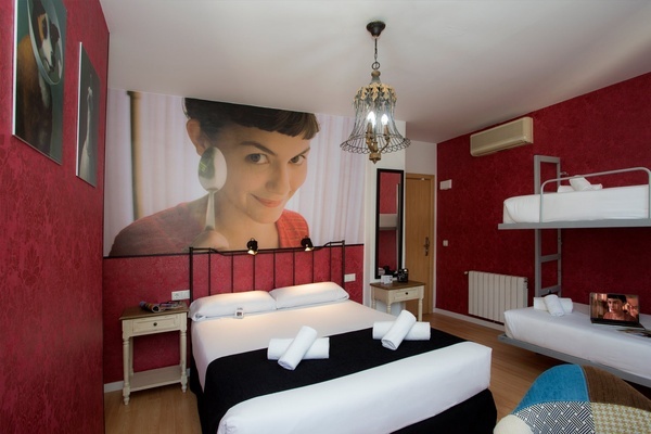 una habitación con una cama doble y dos literas