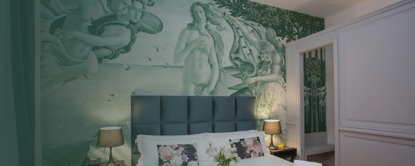 una habitación con una cama y una pintura en la pared