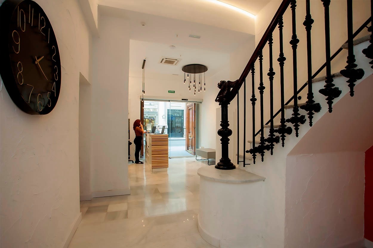 Recepción moderna en Casual Socarrat Valencia, con escaleras ornamentadas y decoración chic.