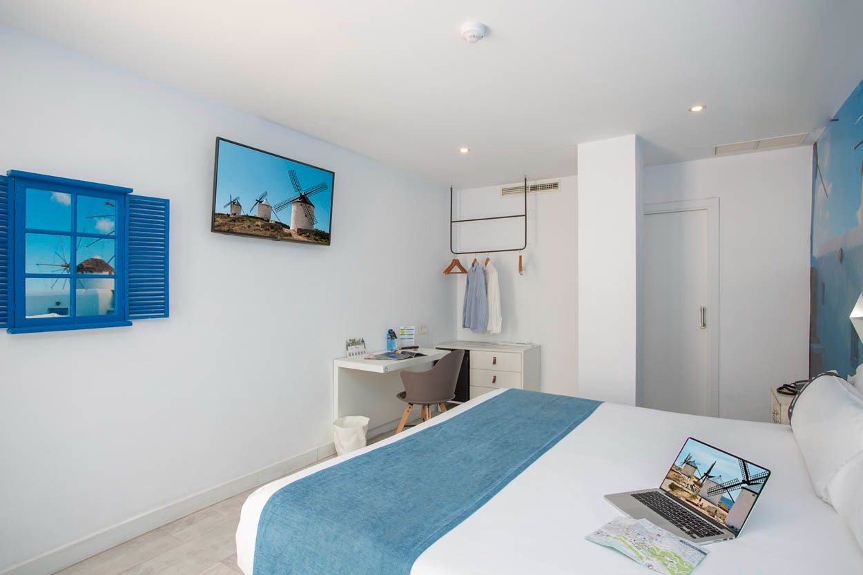 Geräumiges, modern eingerichtetes Hotelzimmer im Casual del Mar Málaga mit Schreibtisch, TV & Betten für Ihren entspannten Aufenthalt.