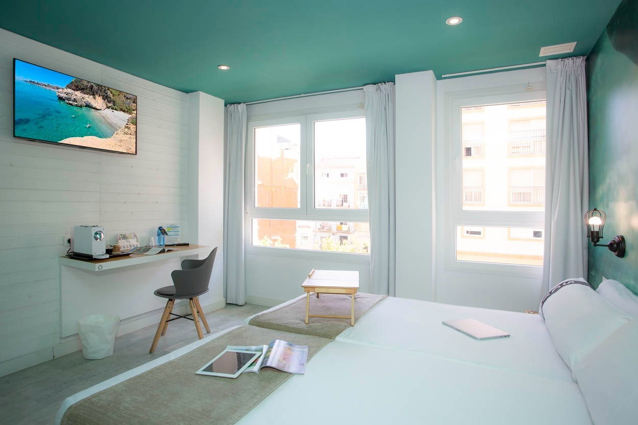 Modernes Hotelzimmer in Málaga: Bett, Schreibtisch, TV. Nähe zum Strand. Casual del Mar Málaga.