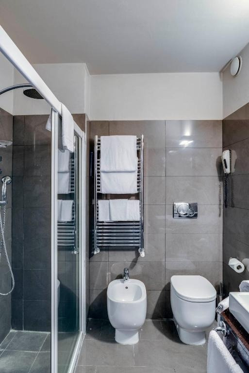 une salle de bain avec un bidet et une toilette