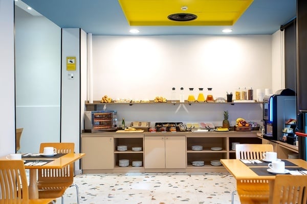 une salle à manger avec des tables et des chaises