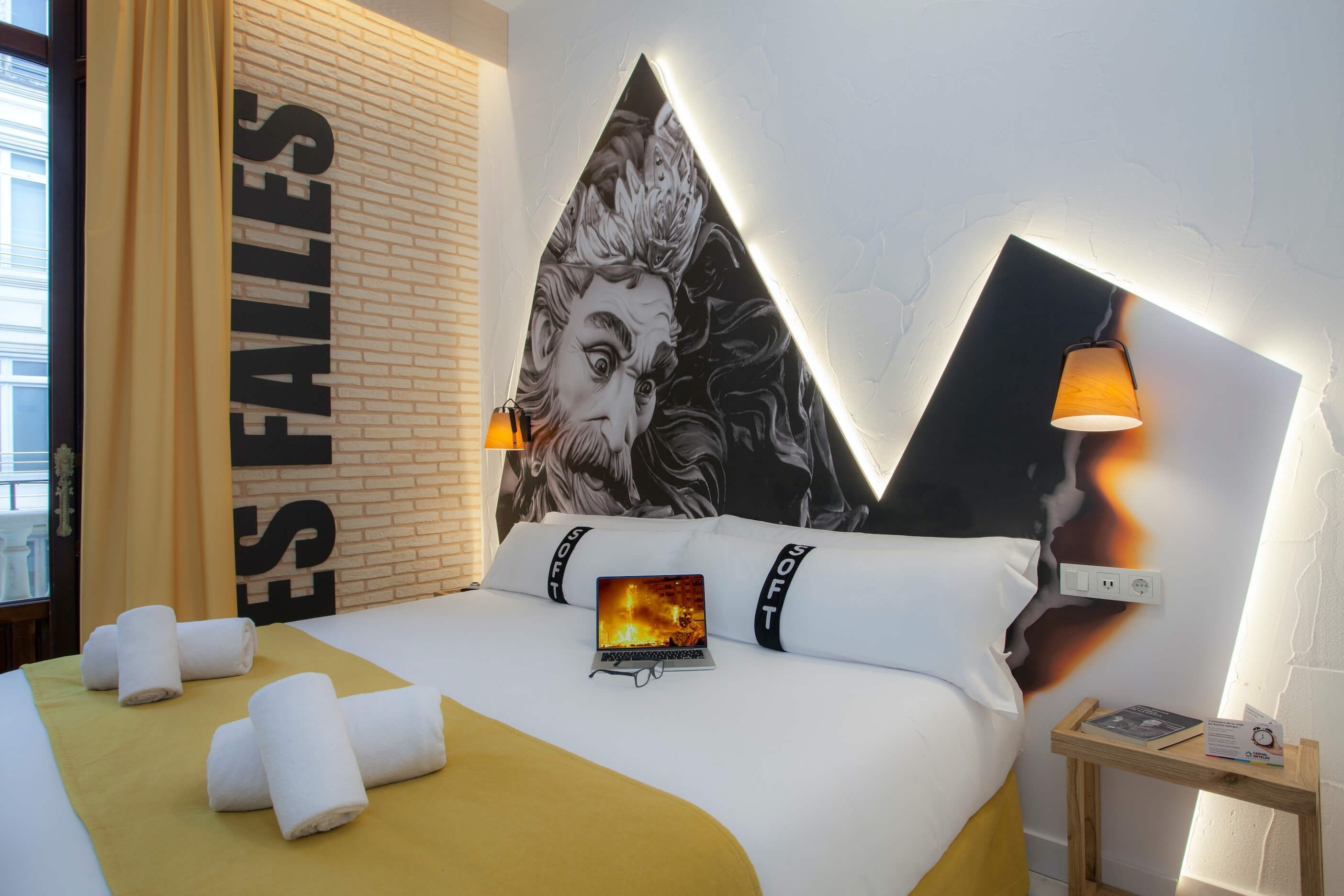 una mujer besa a un hombre en la mejilla