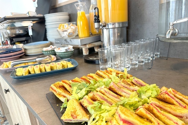 een tafel gevuld met verschillende soorten eten en drinken