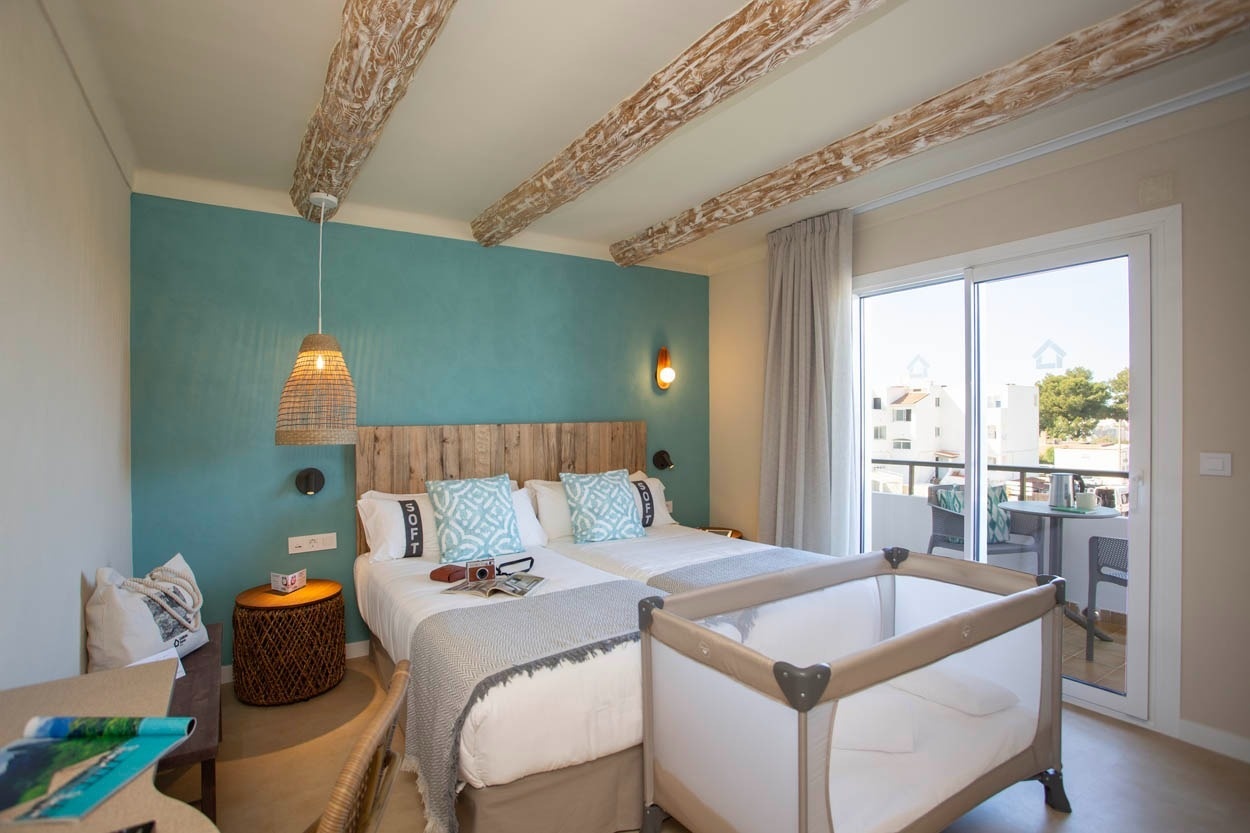 Chambre familiale Casual Bahía Ibiza : lit double, lit bébé et balcon vue mer, idéal pour des vacances relaxantes.