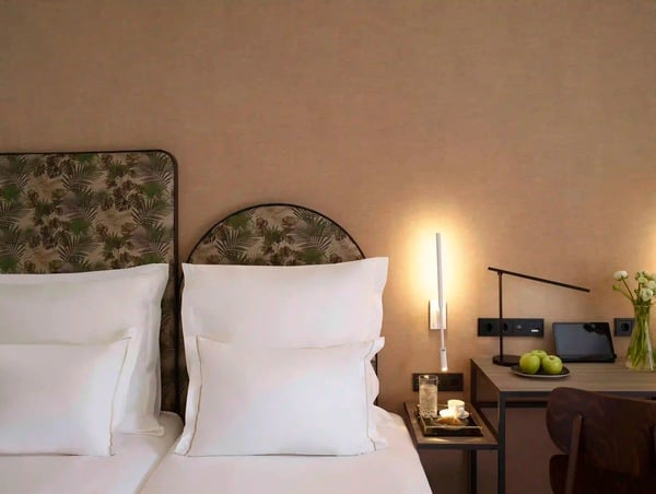 een hotelkamer met twee bedden en een bureau