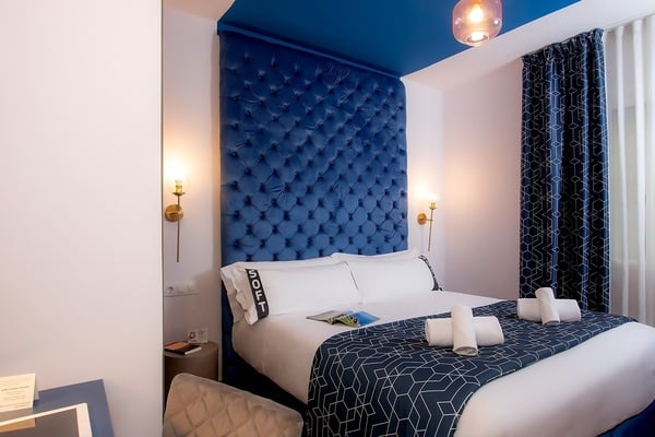 une chambre avec un lit et une tête de lit bleue