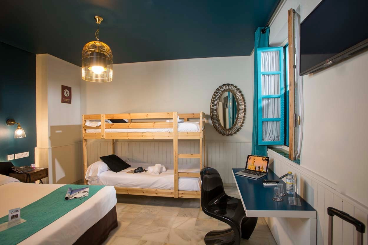 Helles Zimmer im Casual de las Letras Sevilla mit Etagenbett und Schreibtisch